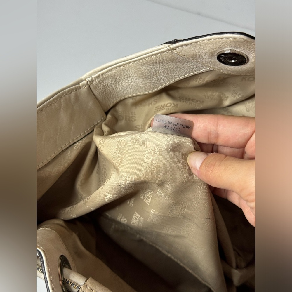 Michael Kors Astor Large Vanilla Leather Tote Bag - Picture 14 of 15